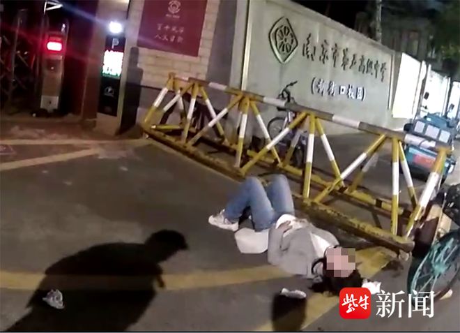 半岛.体育 (中国) 官方网站凌晨街头惊现瑜伽练习者？原是醉酒女子失态(图1)