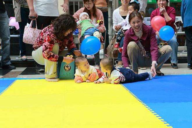 半岛官方网站妈妈倒立练瑜伽孩子走过来就咬住不放网友：这个举动太可爱了(图6)