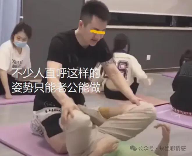 半岛.体育 (中国) 官方网站女子练瑜伽找男教练躺地压腿一声不吭网友：这姿势只能(图3)