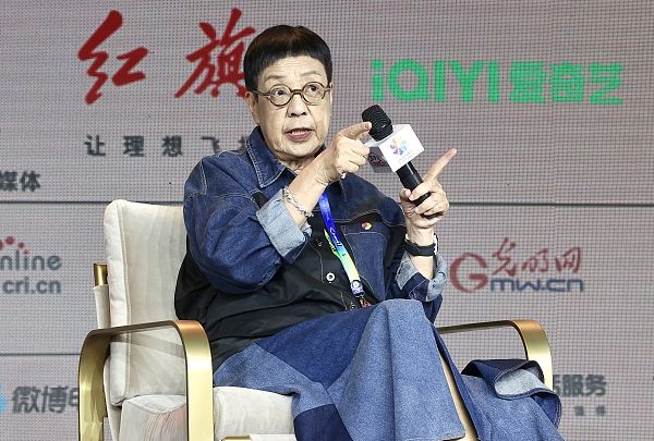 半岛官方网站许鞍华：仍有想法 还想拍下去(图1)