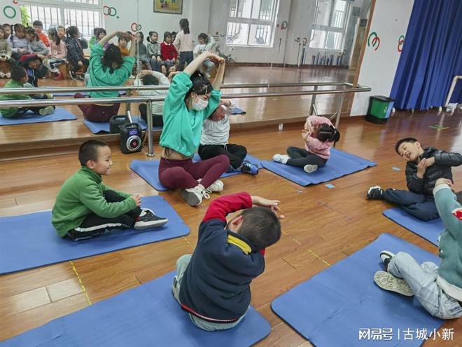 半岛.体育 (中国) 官方网站苏州新幼大二班：健康运动伴我行(图1)