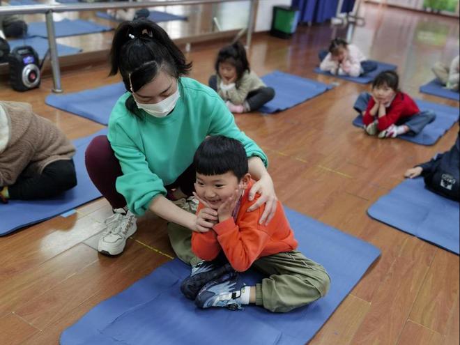 半岛.体育 (中国) 官方网站苏州新幼大二班：健康运动伴我行(图2)