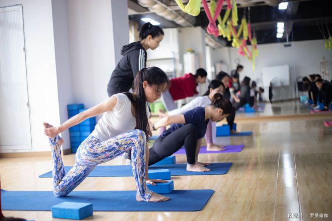 半岛.体育 (中国) 官方网站广州番禺瑜伽教练培训机构培养近万名瑜伽教练【罗曼瑜(图1)