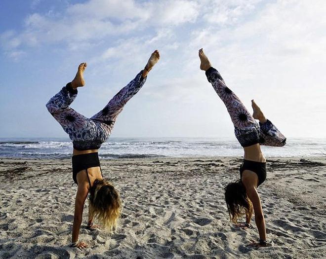 半岛官方网站闺蜜瑜伽ins上这么穿找闺蜜一起练 Acroyoga 真不错(图7)