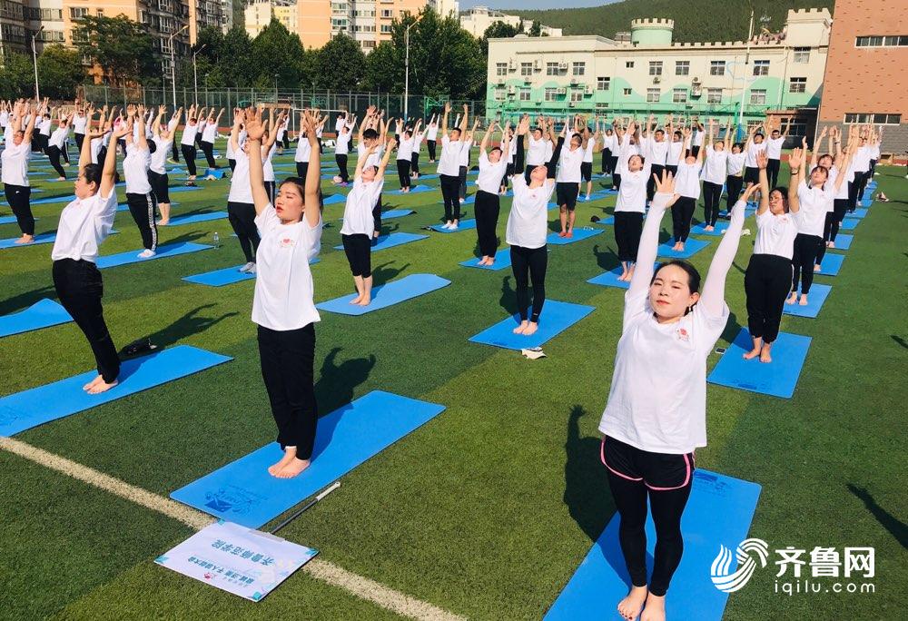 半岛.体育 (中国) 官方网站强身健体大融汇 泉城济南千人瑜伽大会举行(图3)