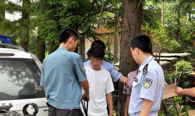 半岛官方网站32岁男房客对49岁女房东起邪念女房东还很配合男子：太刺激了(图2)