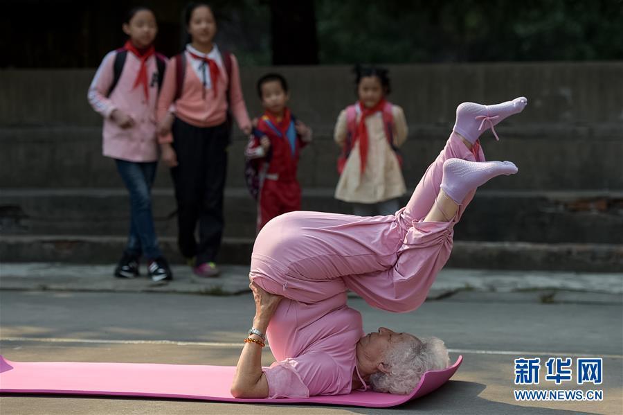 半岛.体育 (中国) 官方网站81岁老太轻松玩转瑜伽 年轻人都不如她(图2)