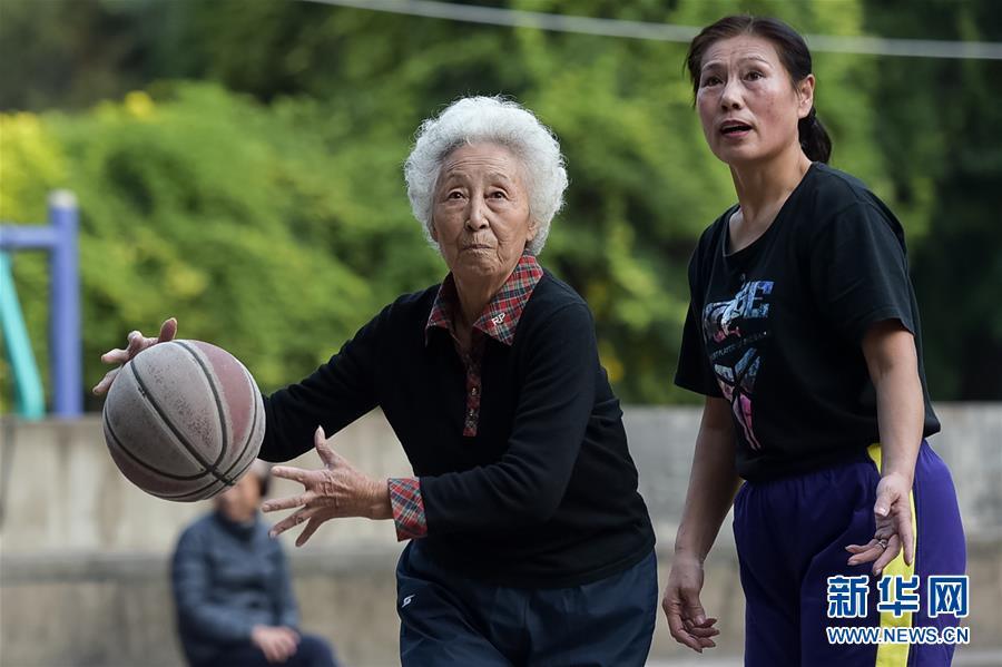 半岛.体育 (中国) 官方网站81岁老太轻松玩转瑜伽 年轻人都不如她(图3)