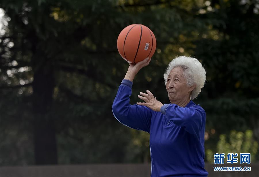 半岛.体育 (中国) 官方网站81岁老太轻松玩转瑜伽 年轻人都不如她(图4)