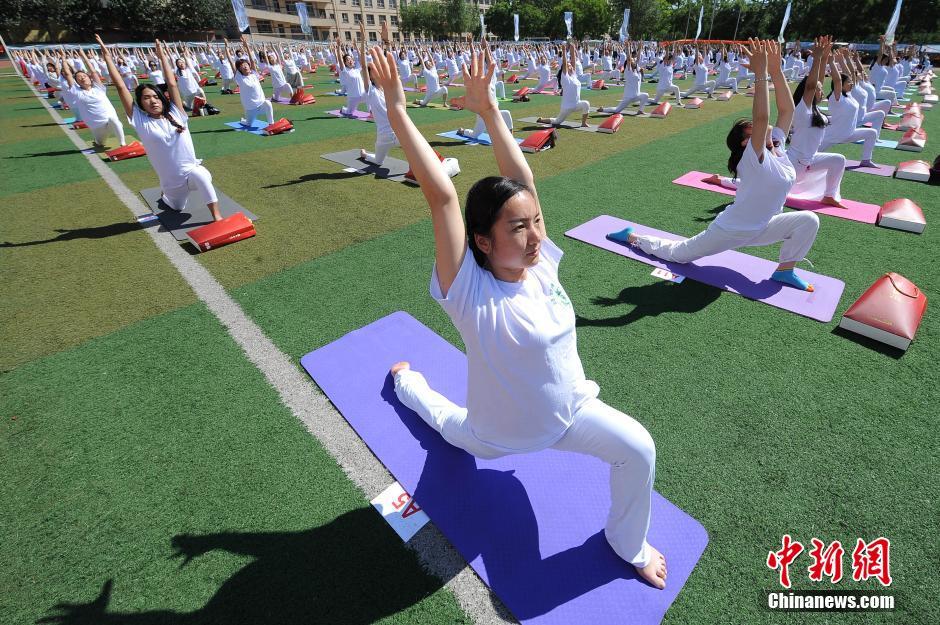 半岛.体育 (中国) 官方网站山西千余民众集体练习瑜伽迎接国际瑜伽日(图3)