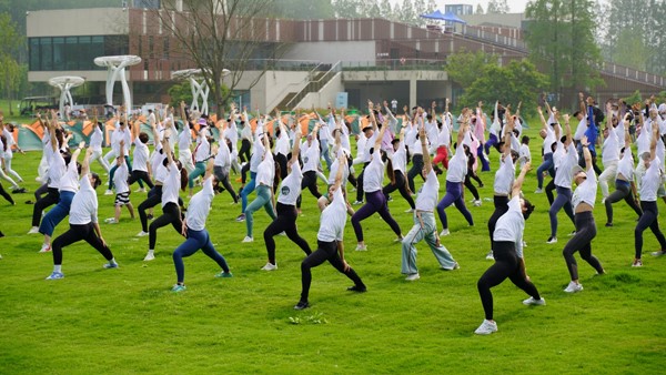 半岛2021年中国·盐城健身瑜伽嘉年华开幕(图1)