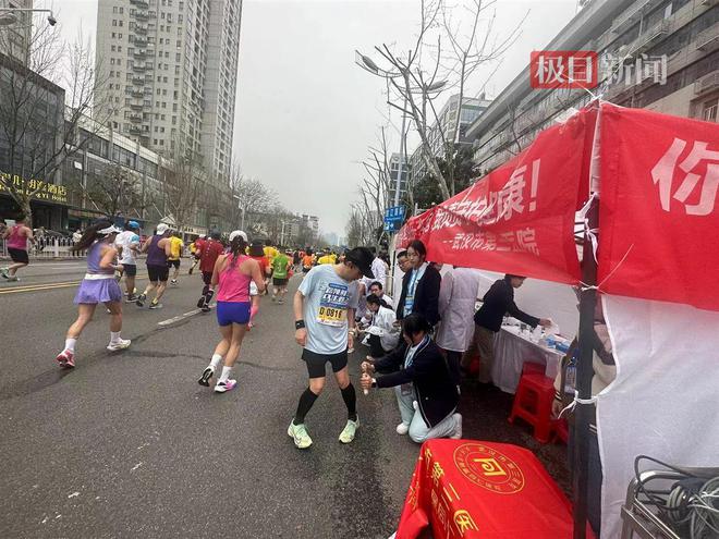 半岛.体育 (中国) 官方网站筑牢“汉马”医疗保障防线武汉市第三医院为健康护航(图1)