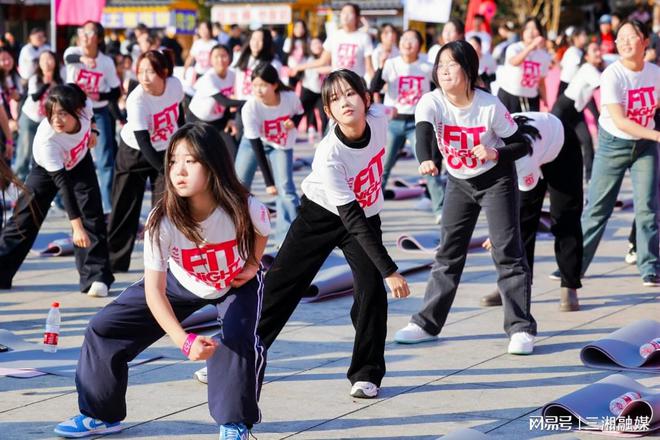 半岛全民健身 律动马甲！“湘辣马甲线 湖南省女子健身操 大赛举行(图5)