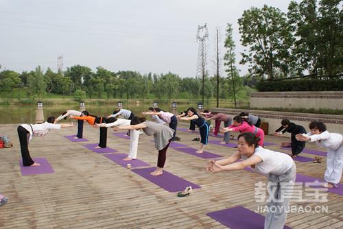 半岛睡前可以练习的瑜伽动作有哪些(图1)